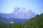 Panorama sul gruppo del
Corno Piccolo dalla strada
per Pietracamela e Prati di
Tivo, nel versante teramano
(3331 bytes)