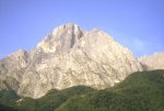 Panorama sul Paretone del
Corno Grande, con la visione
della -Farfalla- e dei suoi Pilastri 
dal versante teramano, lato
autostrada A24 e paesi di
Castelli, Colledara, ecc..
(4002 bytes)