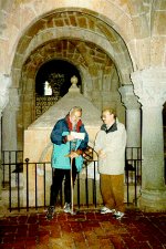 Il passaggio del -Baculum- da
 Alfredo Ascani (a destra) ad Enea
 Fiorentini (a sinistra) nella cripta
 della Basilica del S.Sepolcro di
 Acquapendente
(13489 bytes)