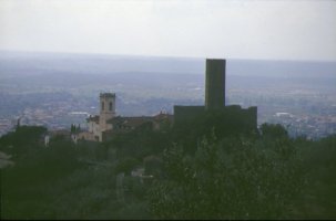 Larciano castello visto
dalle colline del Montalbano
(7427 bytes)