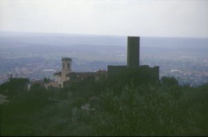 Larciano castello visto
dalle colline del Montalbano
(7427 bytes)