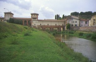 Il Ponte mediceo nella
località di Ponte a Cappiano
(12893 bytes)