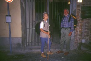 Alma e Renzo all’ingresso
della Cappella di S.Urbano
(12123 bytes)
