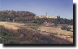 Panorama della collina
che sostiene il Santuario di Crea
(40635 bytes)