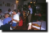 Felice suona la fisarmonica
dopo cena al ristorante -La Cioca-
di Castelnuovo Don Bosco
(29667 bytes)