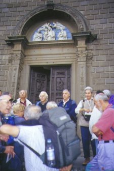 Una parte dei partecipanti sostano
sulla porta d’ingresso della chiesa
della Madonna della Quercia a Viterbo
(20254 bytes)