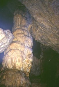 Colonna di fusione tra
stalattite e stalagmite
(13642 bytes)