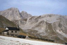 Gran Sasso - Le vette del Corno Grande, da sinistra:
V.Occidentale (mt.2912), Torrione Cambi, V.Centrale, viste
dall’Osservatorio di Campo Imperatore.
Tra l’Osservatorio e la V.Occidentale è visibile,
in secondo piano, la Sella di Monte Aquila (mt.2335).
(8979 bytes)