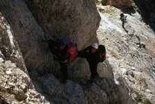 Nel canale della Via Direttissima,
salendo alla Vetta Occidentale (mt.2912)
del Corno Grande, nel gruppo del Gran Sasso.
(11946 bytes)