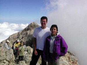 Dario e Erica in cima
alla Vetta Occidentale
del Corno Grande del
Gran Sasso durante la
sostituzione del libro
di vetta, il 19-09-2004
(14956 bytes)