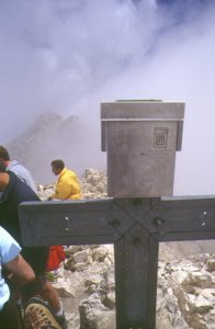 La custodia metallica del
libro di vetta presente
sulla Vetta Occidentale
del Corno Grande - Gruppo
del Gran Sasso - Abruzzo
(costruita e installata in
posto dalla G.M. di Roma)
(11477 bytes)