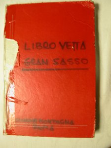 Uno dei libri di vetta
recuperati dalla Vetta
Occidentale del Corno
Grande del Gran Sasso
- Abruzzo
(11723 bytes)