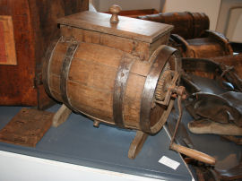 Zangola a mano nel Museo di Cheverel (38548 bytes)