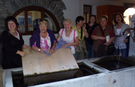 Viviana, Palmira, Sylviane, Marie-Claude, Federica, Carla e Adele, alla Fontana della Maison Grassy a La Salle (39089 bytes)