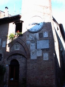 insegne e targhe sulle torri di Buonconvento (17538 bytes)