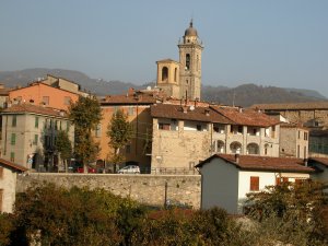 Panorama su Bobbio e sui campanili della Concattedrale (18972 bytes)