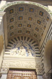 Il Portale del Duomo di Pistoia
con le ceramiche dei Della Robbia
(18581 bytes)