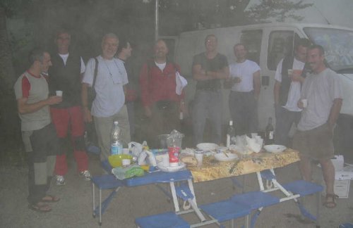 I primi radunanti di venerdì 27-06-03 a Prati di Tivo.
Da sinistra: Ragnux, conoscente di Enea, Enea,
Andrea62, Norbert, Buzz, Uliano, AlloFull, Kluge
(30720 bytes)