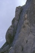 Rocciatori sulla 1 Spalla,
tra cui AlloFull, Buzz e Uliano
nel grande diedro in alto.
(24190 bytes - foto Enea)