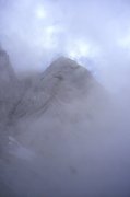 La 2 Spalla tra le nuvole e, a
sinistra, il Canale Bonacossa
(11866 bytes - foto Enea)
