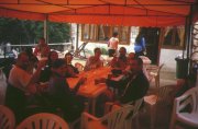 Una parte del gruppo a tavola al Bar
-Lo Chalet- di Prati di Tivo: da sinistra,
in senso orario, Giuli, Giovanni, sERE,
Booo, Elena, Tommy, Norbert, Kluge
(73514 bytes - foto Enea)