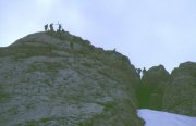 Mapan e il suo gruppo di escursionisti arrivano
in vetta al Corno Piccolo insieme con un
altro gruppo proveniente dalla Ferrata Danesi
(23211 bytes - foto Enea)