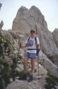 Andrea62 alla Sella dei Due Corni
con alle spalle la Punta dei Due,
prima cima delle Fiamme di Pietra
(36461 bytes - foto Enea)