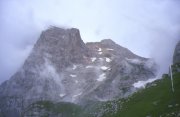 Panorama sulle cime del Corno Grande
con l’Anticima Nord della Vetta Orientale
a sinistra e il Vallone delle Cornacchie
(23359 bytes - foto Enea)