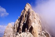 Le Fiamme di Pietra del Corno Piccolo, dalla
Sella dei Due Corni, con la Punta dei Due, i
Diedri Lucchesi e il Campanile Livia sullo sfondo
(36542 bytes - foto Tommy)