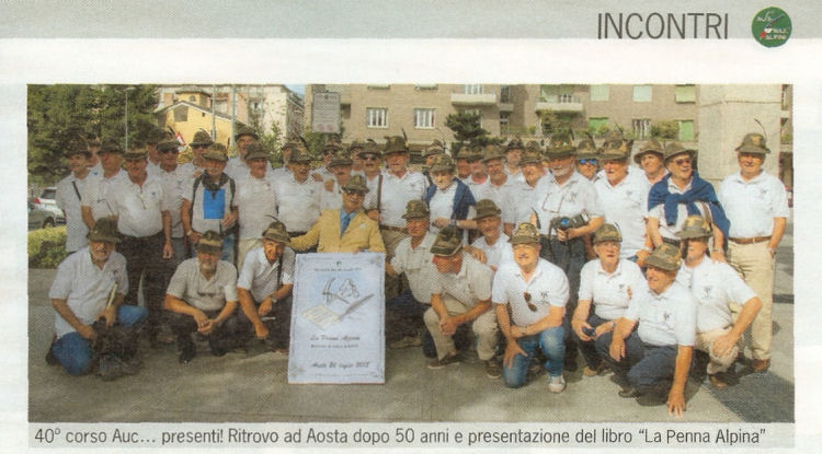 Foto del gruppo di ex-allievi ufficiali apparsa sulla Rivista ANA nazionale L’Alpino n.8 - Agosto/Settembre 2016 (88925 bytes)